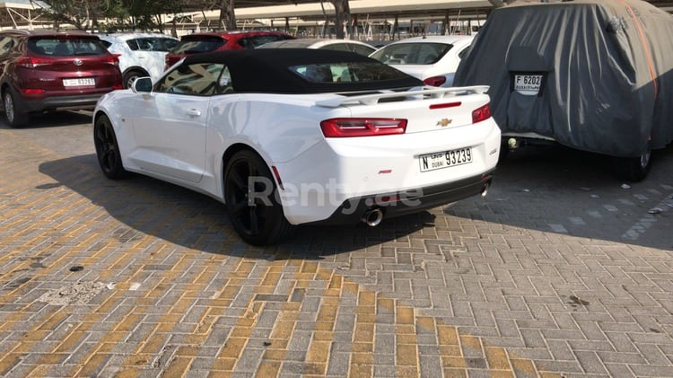 Blanc Chevrolet Camaro en location à Abu-Dhabi 3