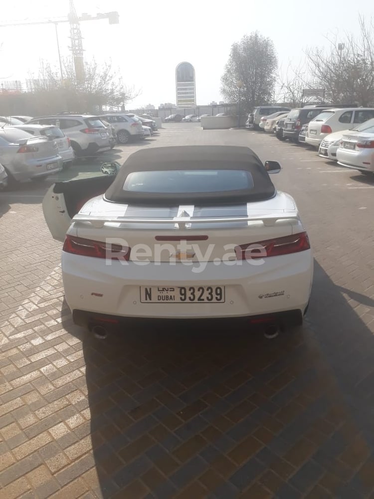 Blanc Chevrolet Camaro en location à Sharjah 4