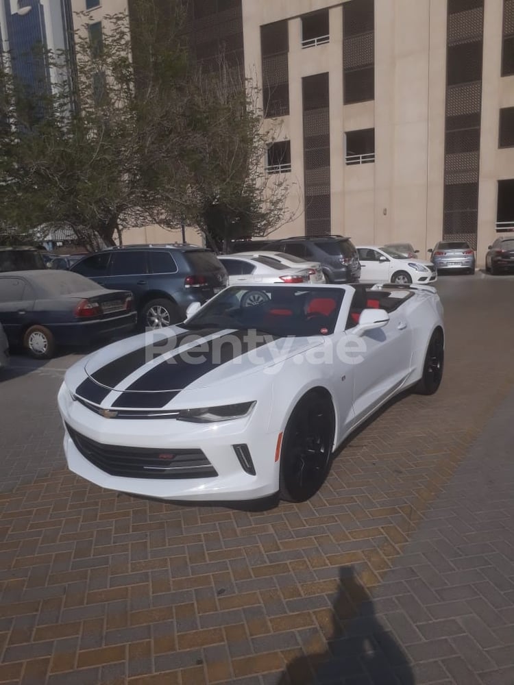 Blanc Chevrolet Camaro en location à Dubai 11