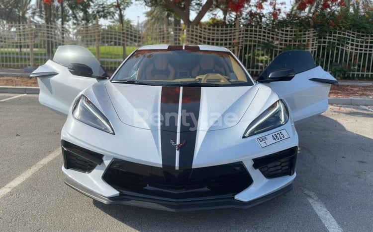 Weiß Chevrolet Corvette Stingray zur Miete in Abu-Dhabi