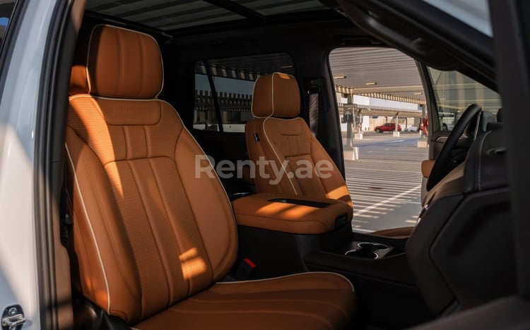 Blanco Chevrolet Tahoe en alquiler en Dubai 4