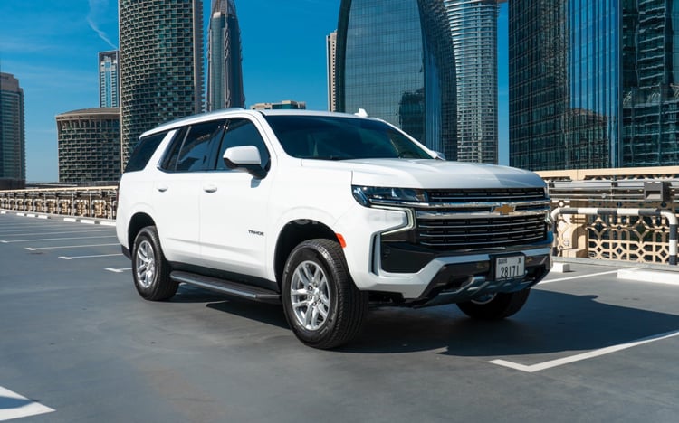 Blanco Chevrolet Tahoe en alquiler en Dubai 1