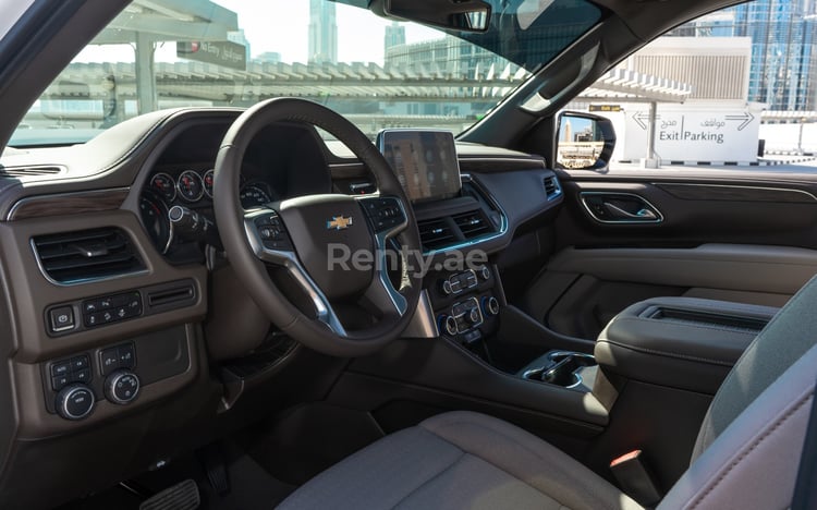 Weiß Chevrolet Tahoe zur Miete in Dubai 3