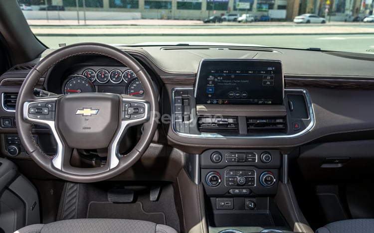 Blanc Chevrolet Tahoe en location à Sharjah 2