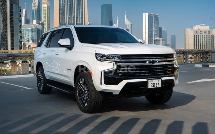 Blanco Chevrolet Tahoe en alquiler en Abu-Dhabi