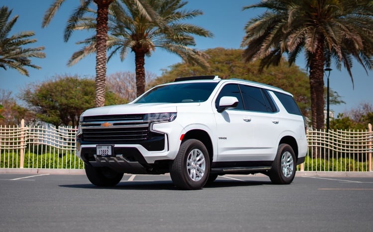 Blanco Chevrolet Tahoe en alquiler en Abu-Dhabi