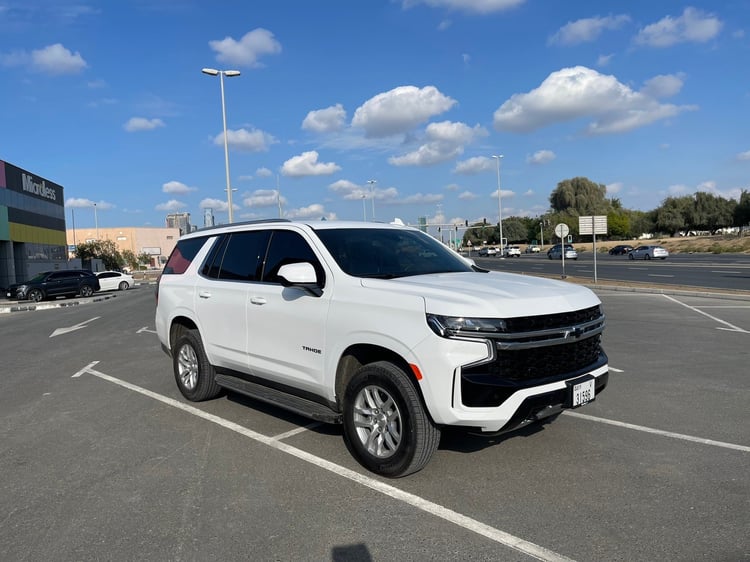 Blanco Chevrolet Tahoe en alquiler en Dubai 0