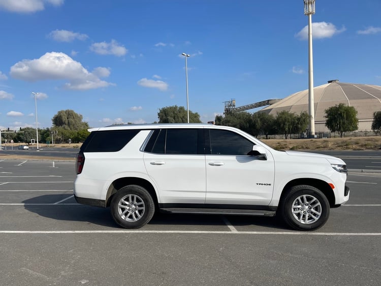 Blanc Chevrolet Tahoe en location à Abu-Dhabi 1