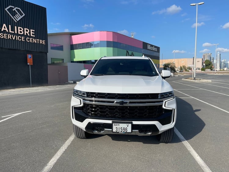 Blanc Chevrolet Tahoe en location à Sharjah 2