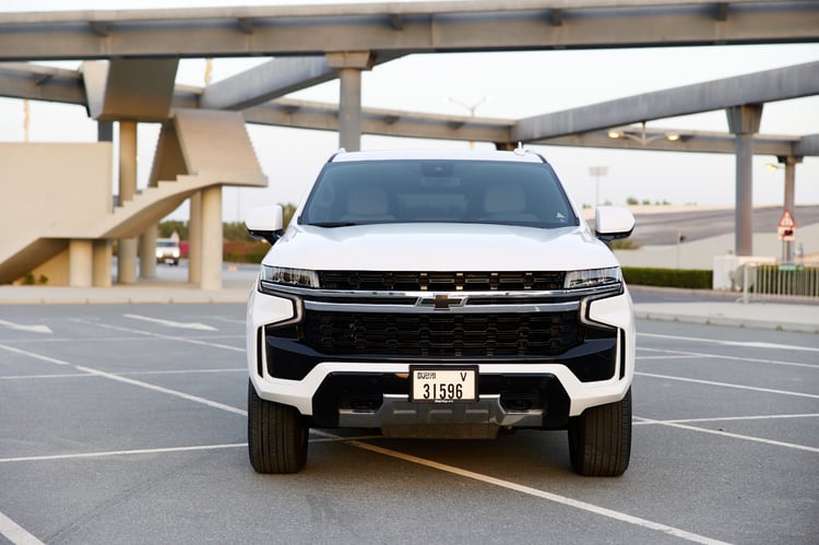 在迪拜租赁白色 Chevrolet Tahoe 7