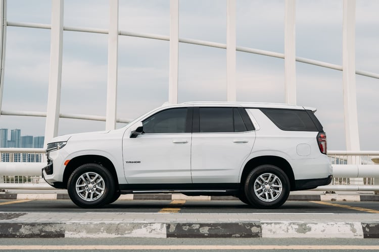 Blanc Chevrolet Tahoe en location à Abu-Dhabi 0