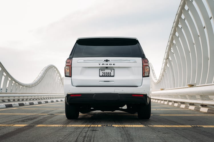 Blanco Chevrolet Tahoe en alquiler en Sharjah 1