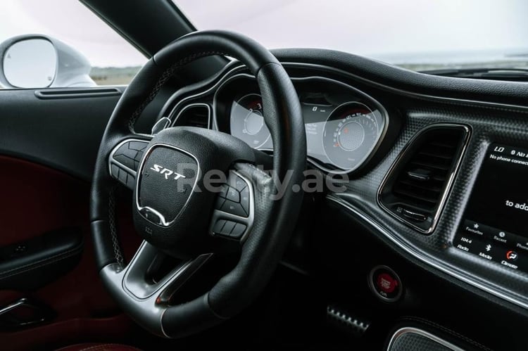 Blanc Dodge Challenger V8 Hellcat en location à Abu-Dhabi 1