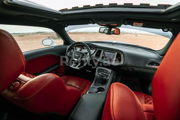 Blanc Dodge Challenger V8 Hellcat en location à Dubai 2