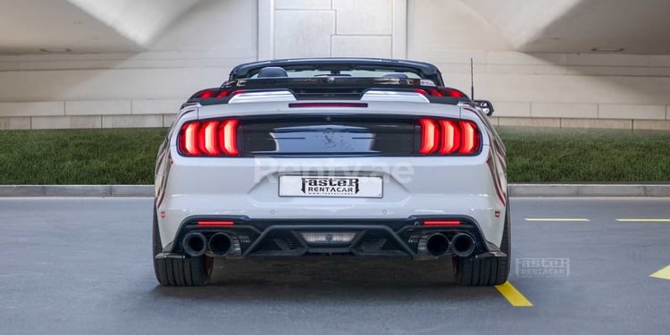 أبيض Ford Mustang Eco-boost للإيجار في الشارقة 1