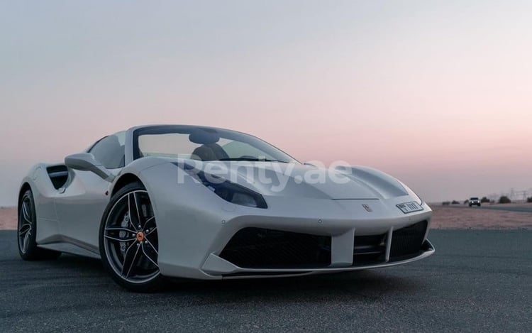 Blanco Ferrari 488 Spyder en alquiler en Abu-Dhabi