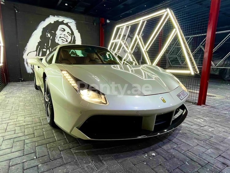 أبيض Ferrari 488 Spyder للإيجار في دبي 0