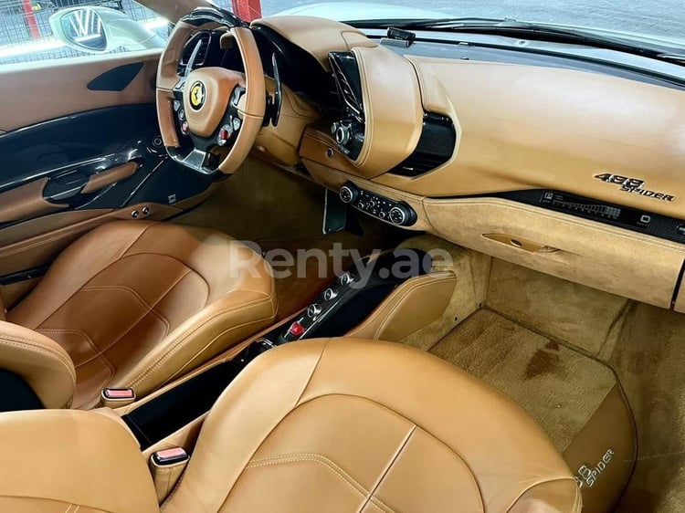 أبيض Ferrari 488 Spyder للإيجار في دبي 2