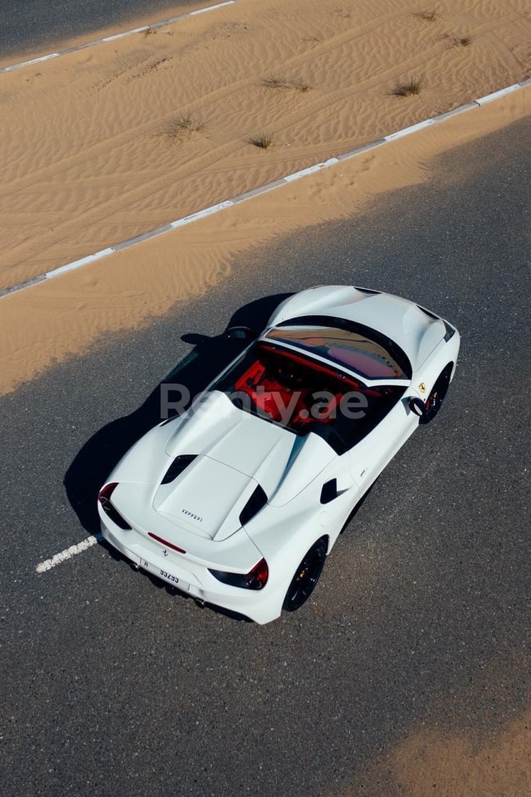 Blanc Ferrari 488 Spyder en location à Abu-Dhabi 2