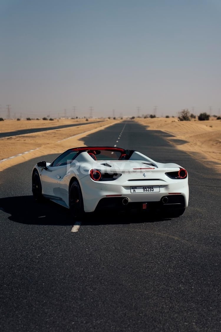 أبيض Ferrari 488 Spyder للإيجار في دبي 3