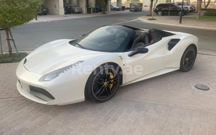 Blanc Ferrari 488 en location à Dubai