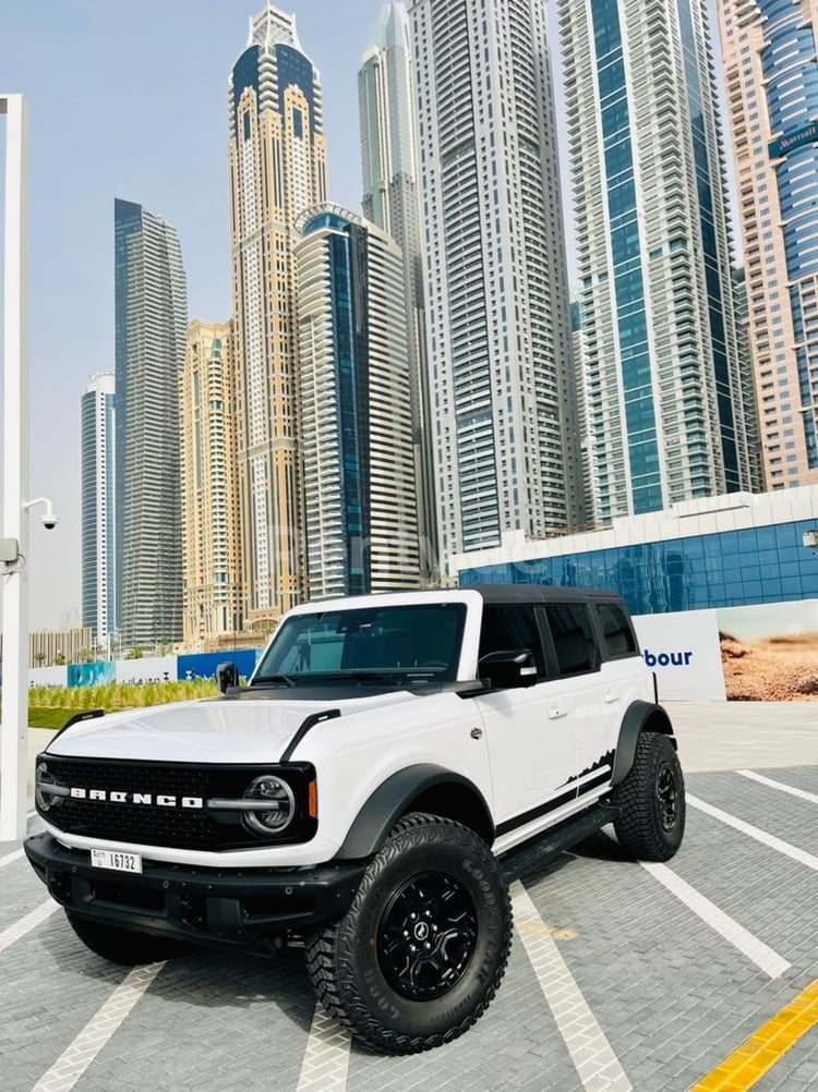 Weiß Ford Bronco Wildtrack zur Miete in Dubai 2