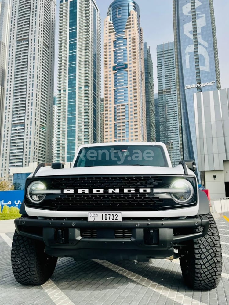 Bianca Ford Bronco Wildtrack in affitto a Dubai 3