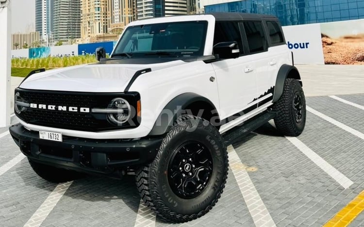 Weiß Ford Bronco Wildtrack zur Miete in Dubai