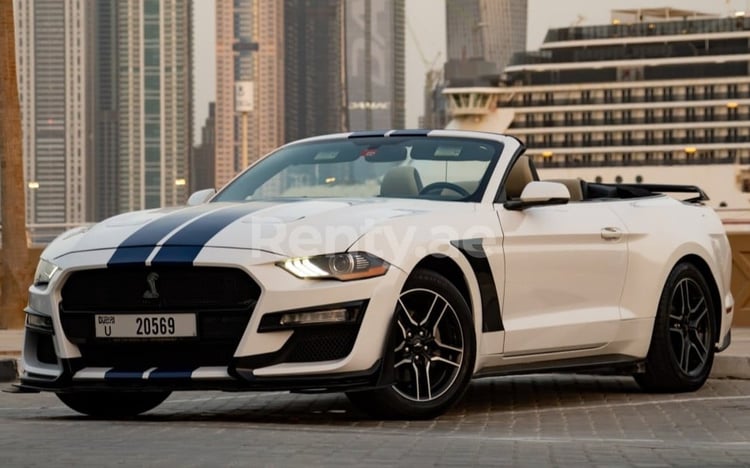 Blanc Ford Mustang Cabrio en location à Abu-Dhabi