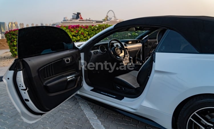 Blanc Ford Mustang Cabrio en location à Abu-Dhabi 1