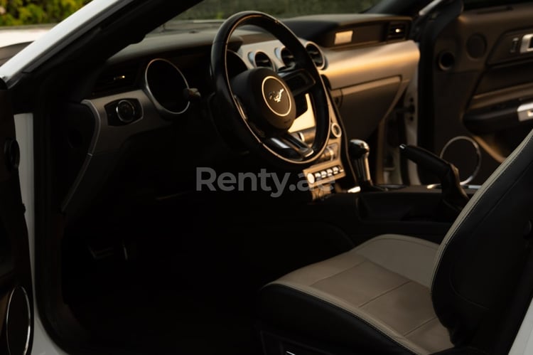 Blanco Ford Mustang Cabrio en alquiler en Sharjah 2