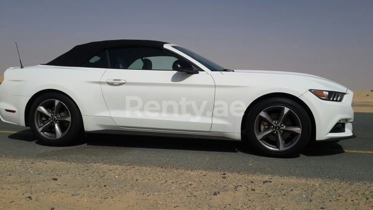 Blanc Ford Mustang Convertible en location à Dubai 0