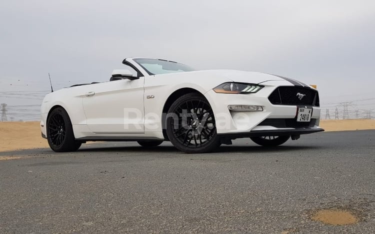 Weiß Ford Mustang GT zur Miete in Dubai