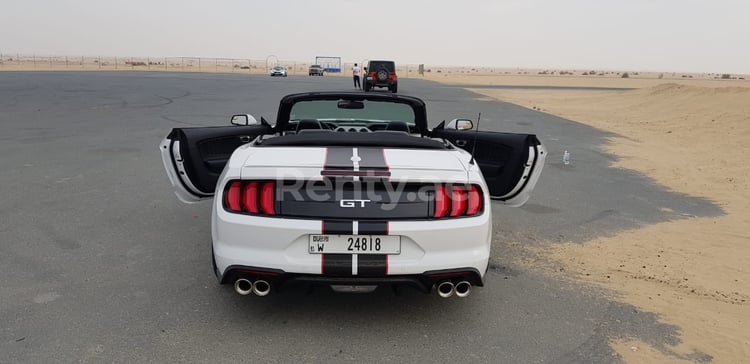 Blanc Ford Mustang GT en location à Abu-Dhabi 4