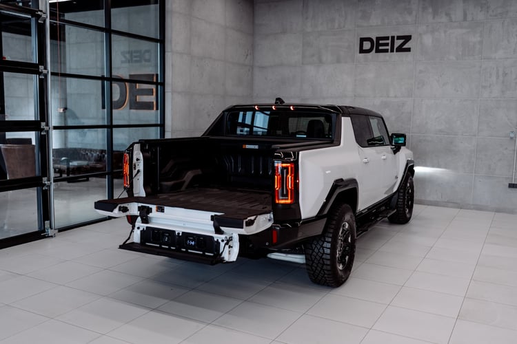 Белый GMC Hummer EV в аренду в Дубай 2