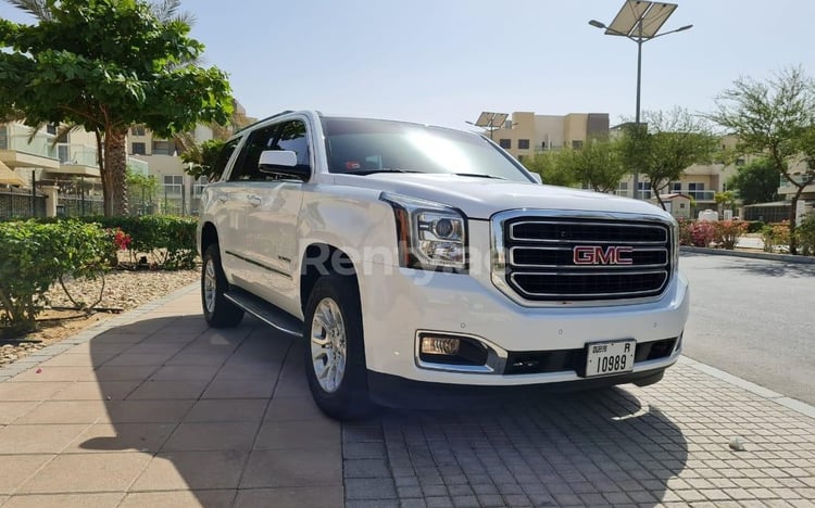 Blanc GMC Yukon en location à Dubai