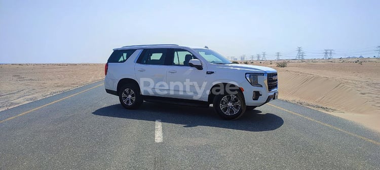 Blanc GMC Yukon en location à Abu-Dhabi 6