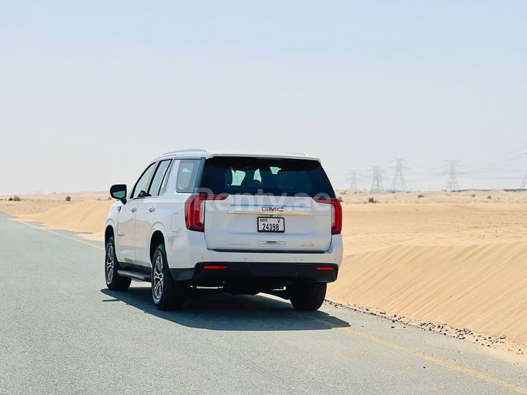 在沙迦租赁白色 GMC Yukon 7