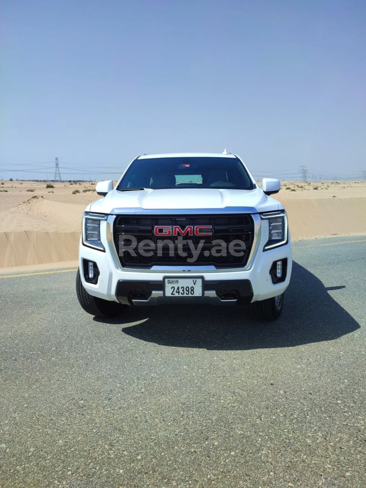 أبيض GMC Yukon للإيجار في دبي 8