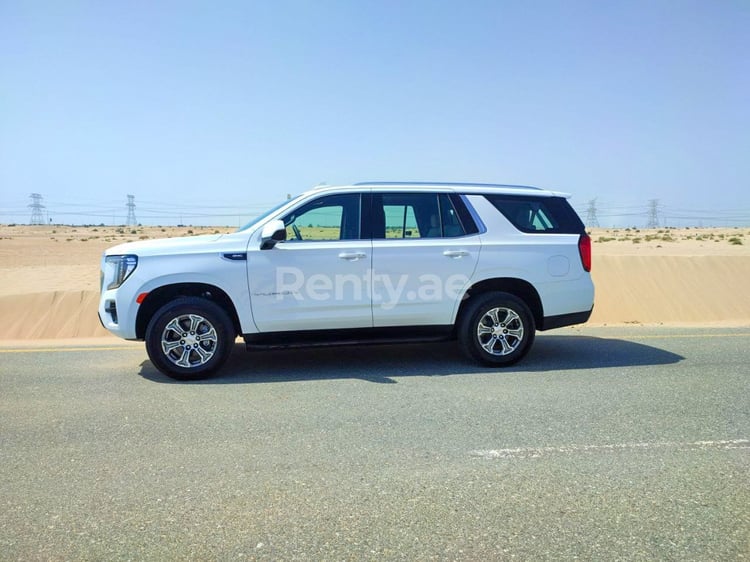 Blanc GMC Yukon en location à Abu-Dhabi 10