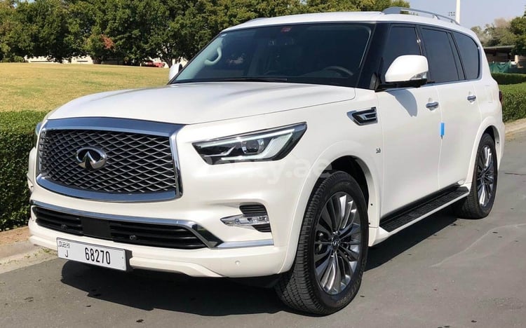 Blanco Infiniti QX 80 en alquiler en Dubai