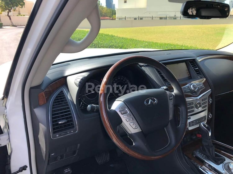 Blanco Infiniti QX 80 en alquiler en Sharjah 1