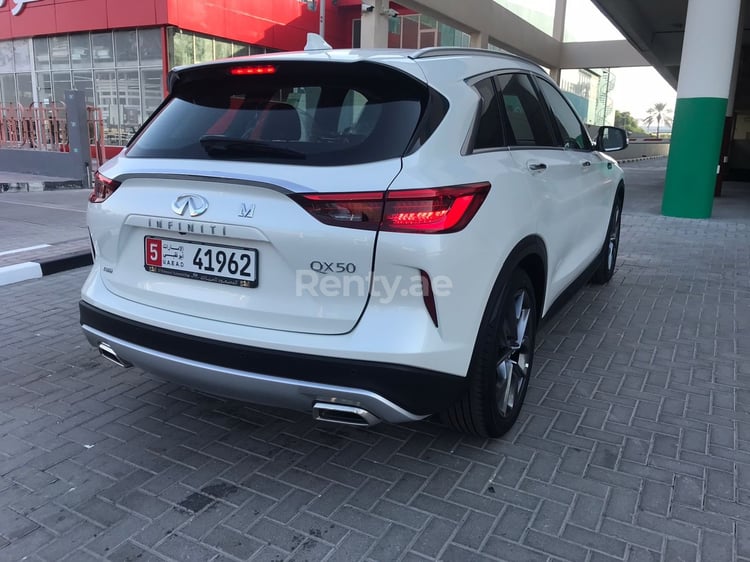 Bianca Infiniti QX Series in affitto a Dubai 0