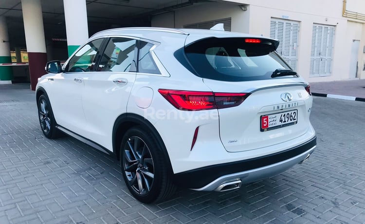 Blanco Infiniti QX Series en alquiler en Dubai 2