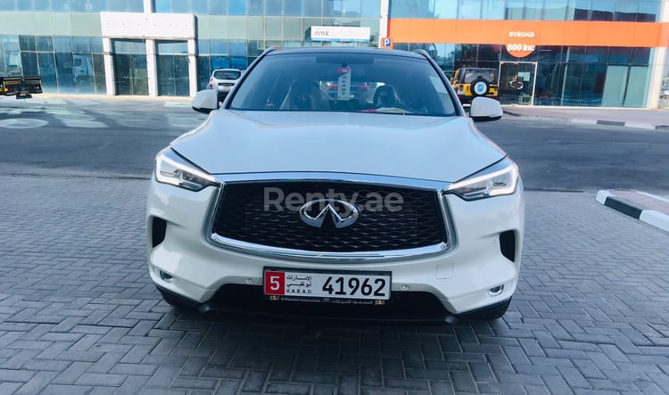 Blanco Infiniti QX Series en alquiler en Dubai 3