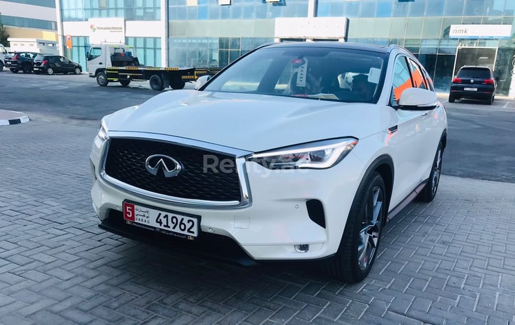 在迪拜租赁白色 Infiniti QX Series 4