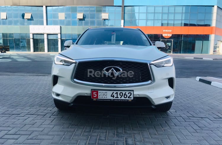 Белый Infiniti QX Series в аренду в Шарджа 5