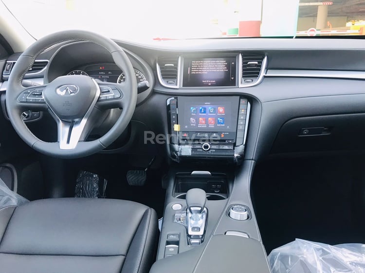 在沙迦租赁白色 Infiniti QX Series 8