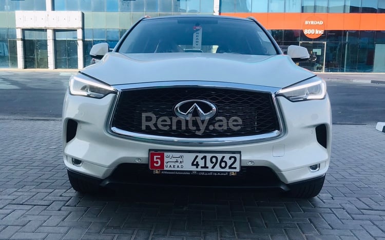 Blanco Infiniti QX Series en alquiler en Dubai