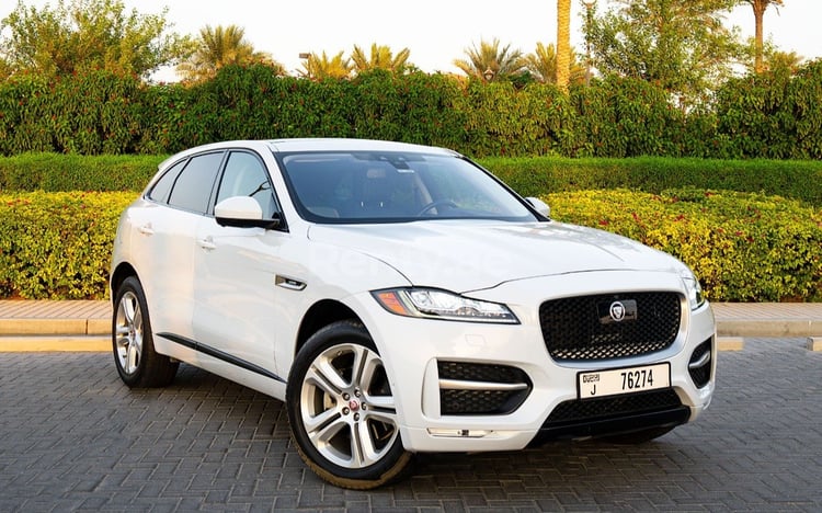 Blanc Jaguar F-Pace en location à Sharjah